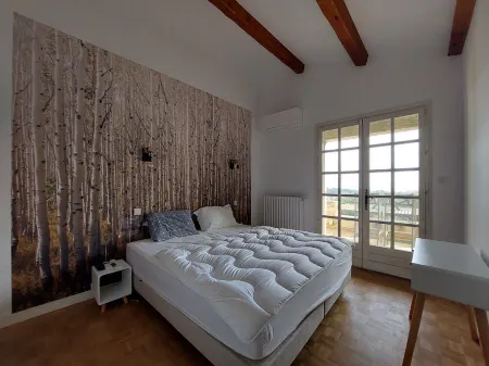 Magnificent villa with swimming pool and sea view