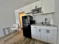 Lindell - Updated Downtown Studio - One Block From Main Street - King Bed!