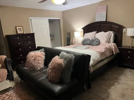 Chic Studio B w/private yard