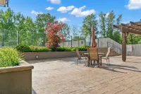 Lakeview condo on Mara Lake with Pool, Boat Slip and Gym