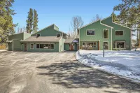 ONE BLOCK to restaurants, bars & free bus to Breck & Copper. Hot tub/pool table!