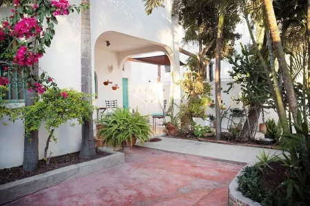 Charming casa, 1 block to the beach- safe, quiet, excellent wifi, AC Отели рядом с достопримечательностью «Playa punta mita»