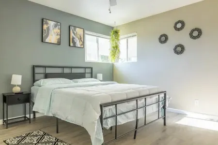 Spacious 4-bedroom house in charming Yakima with AC, WiFi