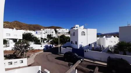 DANIELITA HOUSE. PRECIOUS SEMI-DETACHED CHALET VERY CLOSE TO THE BEACH. IN AN ENVIRONMENT Отели рядом с достопримечательностью «Camping Albergue Tau»