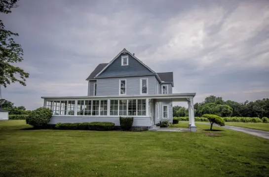 Large Lakeside Farmhouse Vineyard Escape in the heart of wine country!