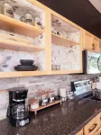 Water view, king bed, 3 min. to beach, near downtown, full kitchen, pet friendly