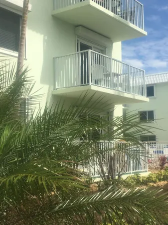 Florida keys condo steps from private beach on Atlantic Ocean and private pool