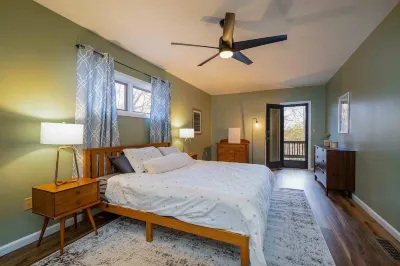 Bopple Hill Lodge - Modern Cabin with Lake View