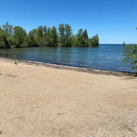 Cozy Cottage Across Lake Simcoe Отели в г. Иннисфил