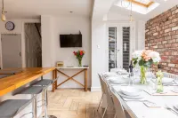 Stroll To The City Centre In From Chic Refurbished Townhouse