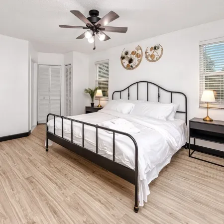 Poolside Paradise close to Clearwater 5br 2bath sleeps 12 with heated pool