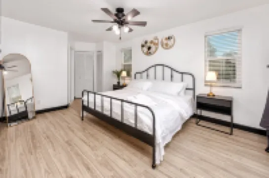 Poolside Paradise close to Clearwater 5br 2bath sleeps 12 with heated pool