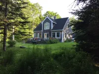 Cozy Quiet Cottage in the woods, close to ocean and local activities