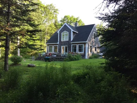 Cozy Quiet Cottage in the woods, close to ocean and local activities