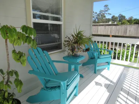 Sandy Clove Cottage creates a private getaway with nature in Fortt Bragg.