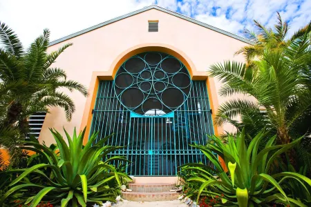 Grace Bay Beach 7Acre Resort: MainHouse Ocean Views+Pool+Oceanfront+Lush Gardens Отели в г. The Bight Settlement