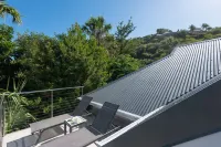 Beach 2 minutes' walk, private deck, tranquility