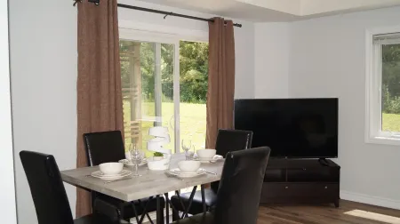 Cheerful 2 Bdrm house, free Netflix, free parking for 2 cars