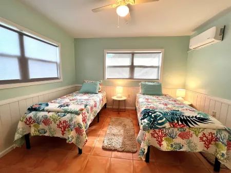 Blair's Bungalow - 2 bdrm w/dock slip Green Turtle Cay