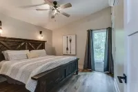 Cozy Two Bedroom Cabin in Water's Edge Retreat Hotels in Tracy City