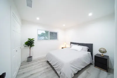 Great getaway close to Castaic Lake, Six Flags. Hotels near Walmart Supercenter