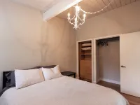 Bright 2bd suite with ocean views! Perfect getaway for family or friends! Hotels in Mill Bay