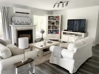 Cozy family home. Min to downtown, beaches, golf, and trails!