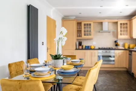 Three Bedroom Apartment Отели рядом с достопримечательностью «ANV Measurement Systems»