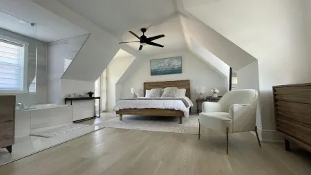 Water view - Perfect location - Modern cottage in Niagara region Отели рядом с достопримечательностью «Флорал Клок»