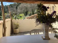 Maison ancienne de caractère avec terrasse dans hameau typiquement provençal