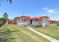 Family Tides. Cheerful 3 bedroom home in Urangan.