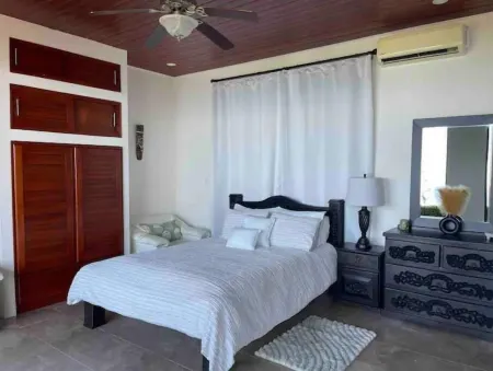 Spectacular ocean view just minutes away from Dominical beach!