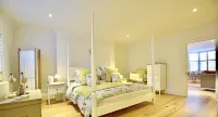 Brighton Beach Apartment  Parking Free on-Site & EV Charger