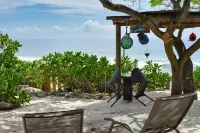 Air-conditioned bungalow by the sea in Moorea