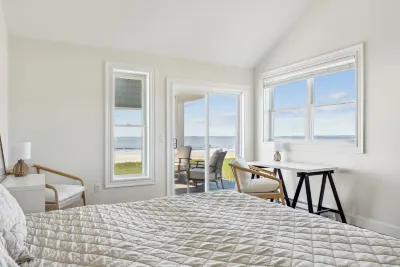 Spacious 7-bedroom house with WiFi and AC in fabulous Pine Point Scarborough