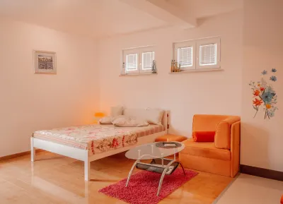 Orange blossom for two, studio apartment