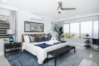 3 Villas,One Price/ Sleeps 16/ Steam Room/Private Pool/Close to everything Gated โรงแรมใน