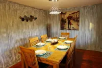 Newly Renovated Sea Breeze Cottage with Private Dock, Easy Access to Bimini Bay Hotels in Anna Maria