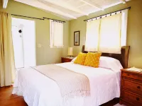 Eclectic Cottage on the Creek!