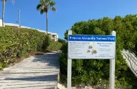 Grace Bay Getaway: Beachwalk Compact Studio with Shared Pool and Free Parking