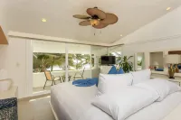 Villa Tortuga, Secluded Beach Front Condo w/ Private Pool + Jacuzzi!