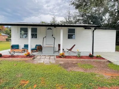 The Bungalow Getaway Hotels near Veterans Memorial Park