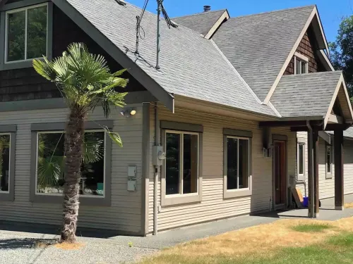 4 Bedroom Seabrook Farmhouse with Hot Tub & Swimming Pool on 8 Acre Berry Farm Hotels in Central Saanich