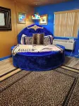 Elvis and 60's decor, 2 bedroom Delight on a golf course