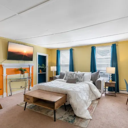 King Bed / Private Parking / 300mbps+ WiFi
