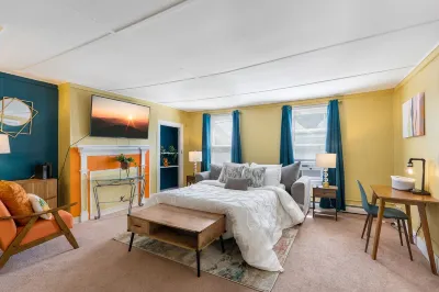 King Bed / Private Parking / 300mbps+ WiFi