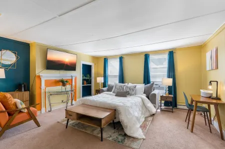 King Bed / Private Parking / 300mbps+ WiFi