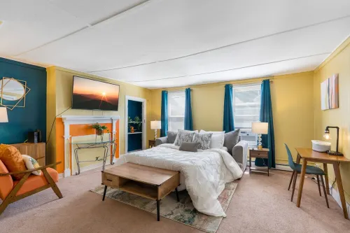 King Bed / Private Parking / 300mbps+ WiFi