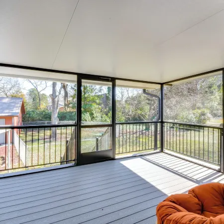 1 Mi to Dwtn Shops and Dining Spacious Family Home