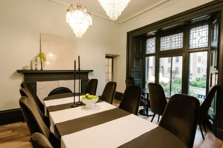 Rosemount Inn Отели рядом с достопримечательностью «The Isabel Bader Centre for the Performing Arts»